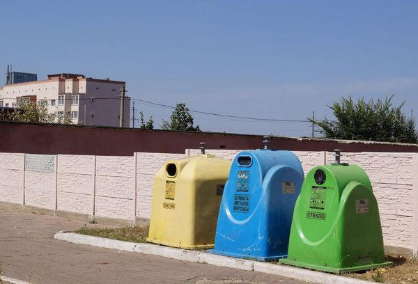 В Угледаре появились первые контейнеры для раздельного сбора мусора