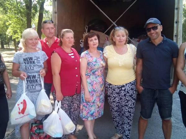 Жители Курахово и Марьинки получили продуктовые наборы от благотворительного фонда