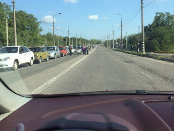 Как выглядят огромные очереди на блокпосту «ДНР» вблизи Марьинки