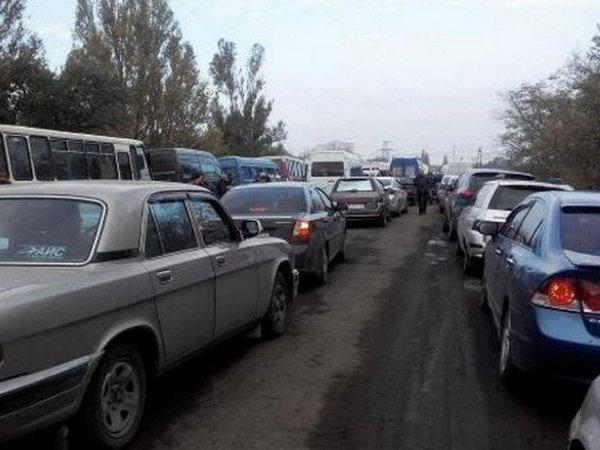 В очереди на блокпосту «ДНР» вблизи Марьинки ночевали более 200 автомобилей