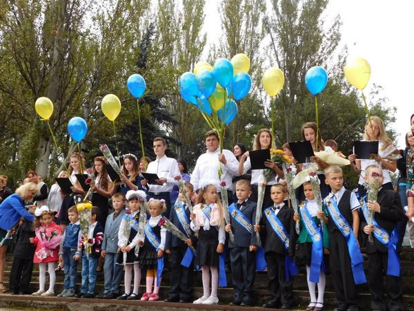 Школы прифронтовой Красногоровки отметили праздник Первого звонка