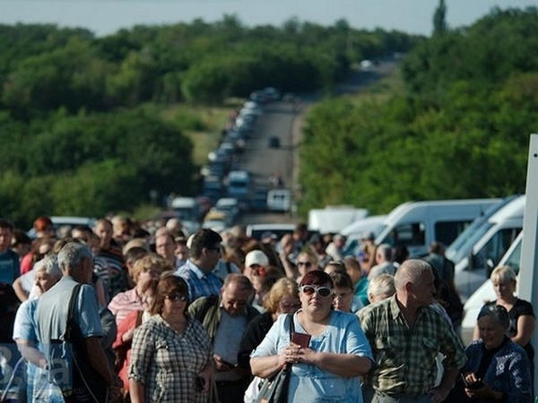 Пересечение блокпоста «ДНР» вблизи Марьинки занимает около суток