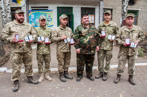 На передовой наградили бойцов, которые защищают Марьинку и Красногоровку