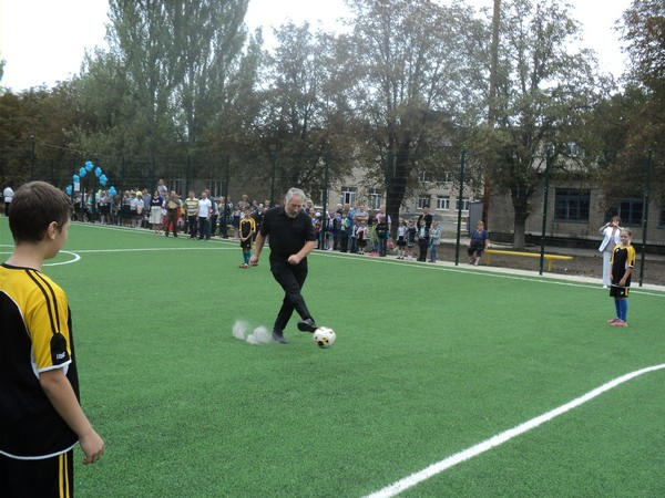 Жебривский принял участие в окрытии новых спортивных площадок в Марьинке и Красногоровке