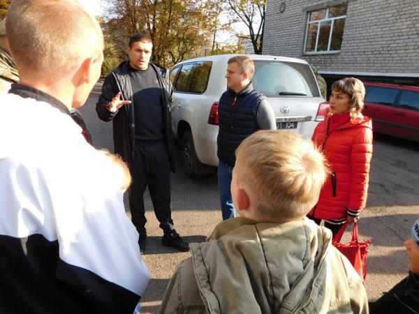 Украинский боксер Александр Усик посетил прифронтовую Марьинку
