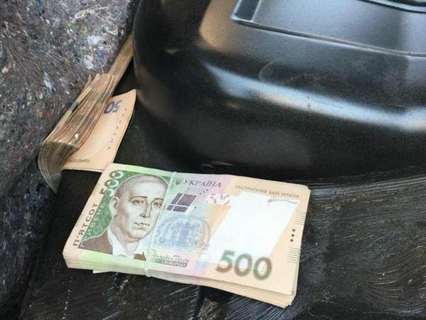 Через КПВВ «Марьинка» пытались провезти деньги под задним сиденьем автомобиля