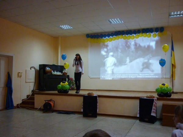 Марьинские школьники поздравили с праздником защитников Украины