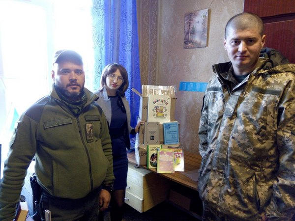 Школе в прифронтовой Красногоровке передали украинские книги