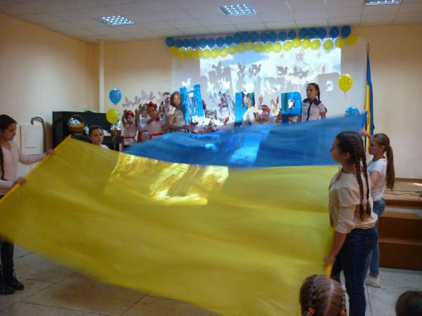 Марьинские школьники поздравили с праздником защитников Украины
