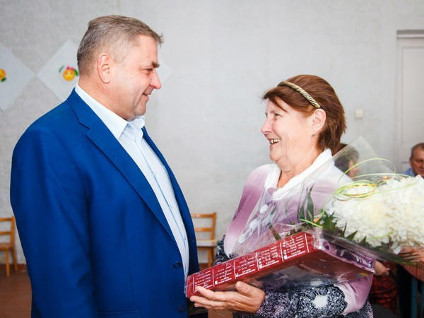 Народный депутат Сергей Сажко встретился со своими школьными учителями