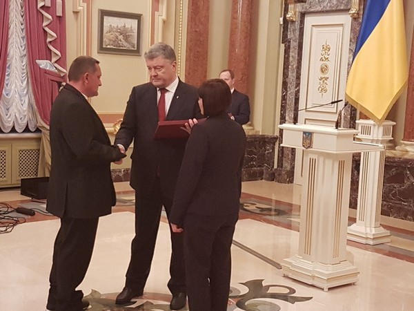 Порошенко вручил орден полицейскому, который во время обстрела Красногоровки эвакуировал людей