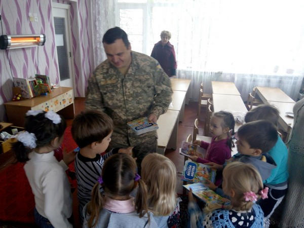 Воспитанникам детского сада в прифронтовой Марьинке вручили книги