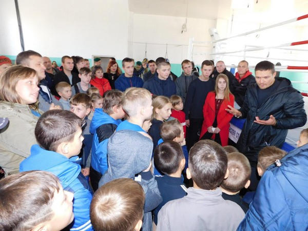 Украинский боксер Александр Усик посетил прифронтовую Марьинку