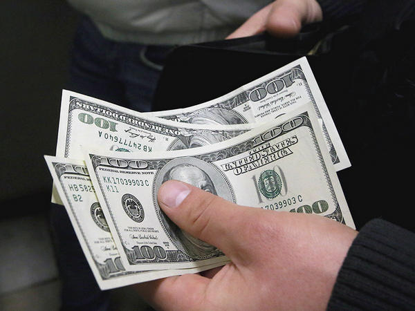 Жительница Курахово отдала псевдополицейским 400 долларов