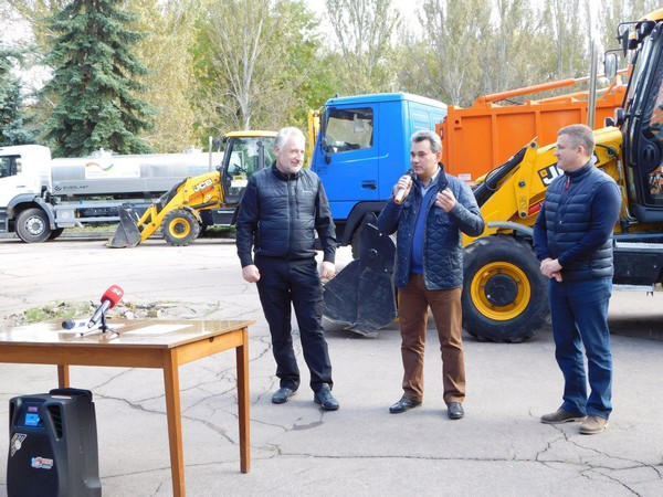 Жебривский в прифронтовой Красногоровке вручил ключи от новой коммунальной техники