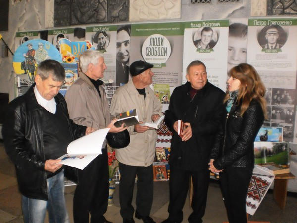 В Марьинке прошла выставка, посвященная Дню защитника Украины