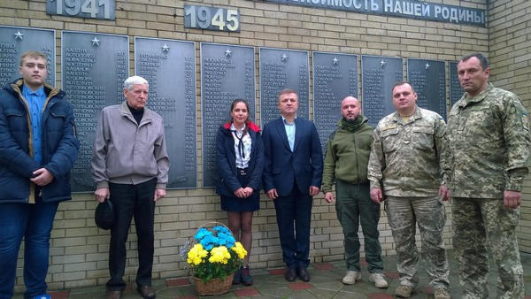 В прифронтовой Марьинке отметили День защитника Украины