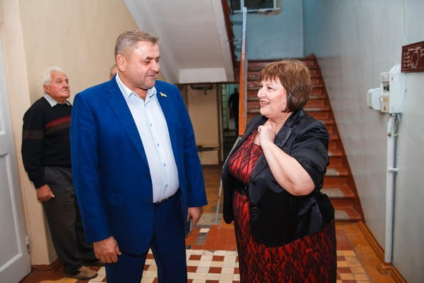 Народный депутат Сергей Сажко встретился со своими школьными учителями