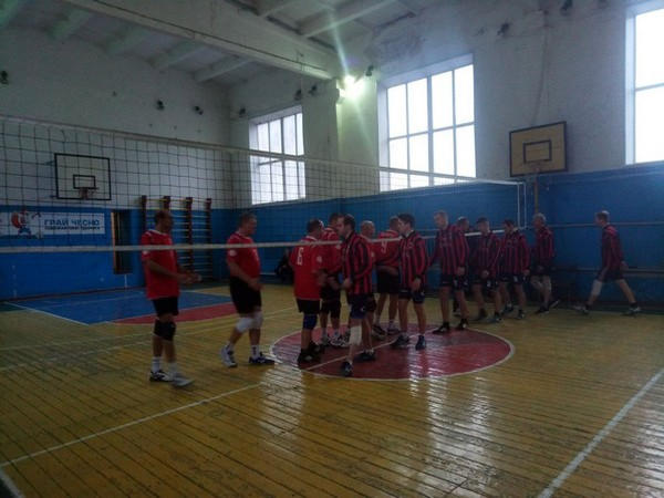 На волейбольный турнир в Марьинке съехались команды из двух областей