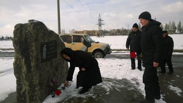 В прифронтовой Марьинке почтили память жертв голодомора