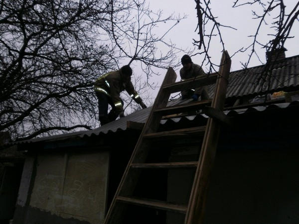 В Красногоровке начали восстанавливать разрушенную больницу, а в Марьинке - дома
