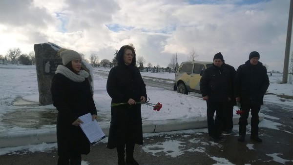 В прифронтовой Марьинке почтили память жертв голодомора