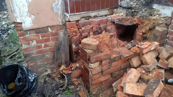 В разрушенном доме в Марьинке обнаружен пакет с гранатами и патронами
