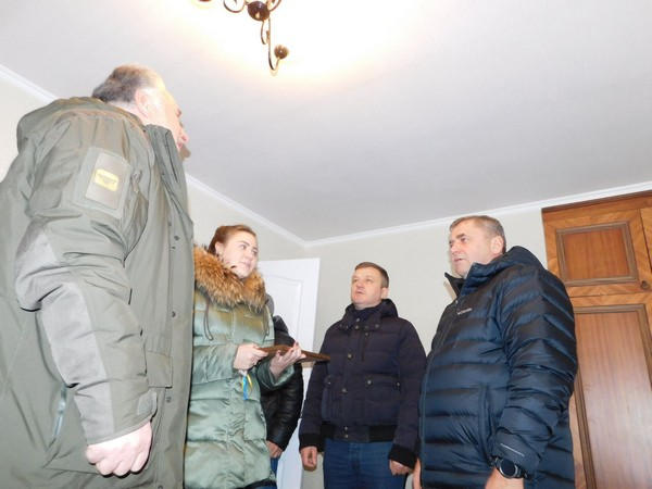 Павел Жебривский посетил Курахово, чтобы вручить ключи от квартир двум девушкам