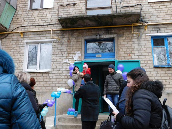 Павел Жебривский посетил Курахово, чтобы вручить ключи от квартир двум девушкам