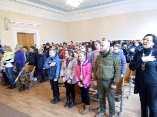 Как в прифронтовой Марьинке отметили День украинской письменности