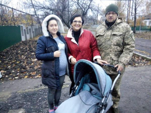 Военные передали будущей маме из Марьинки детскую коляску