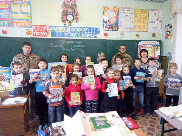 Детям прифронтового Марьинского района подарили книги и журналы