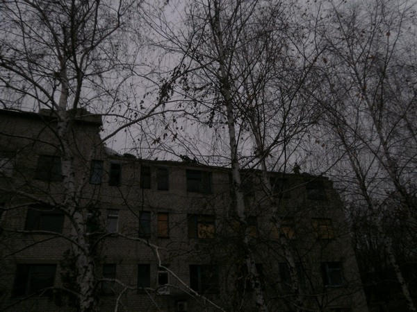 В Красногоровке начали восстанавливать разрушенную больницу, а в Марьинке - дома