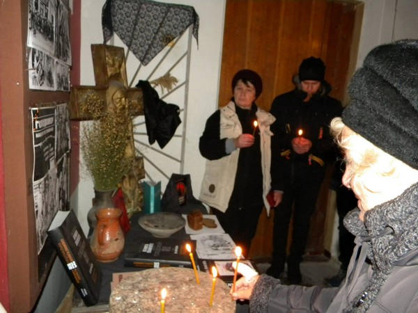 В Марьинском районе почтили память жертв голодоморов