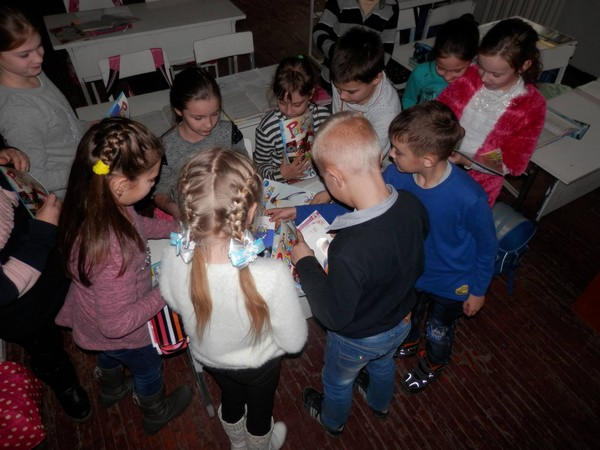 В детские сады и школы Марьинского района доставили книги и журналы