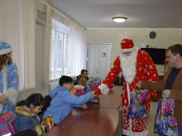 Мэр Угледара лично поздравил детей с наступающим Новым годом