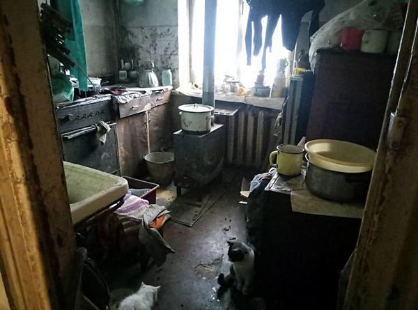 Полицейские показали, в каких ужасных условиях живут дети в Красногоровке