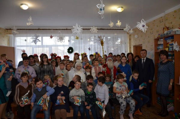 Детей-инвалидов Марьинского района посетил Святой Николай