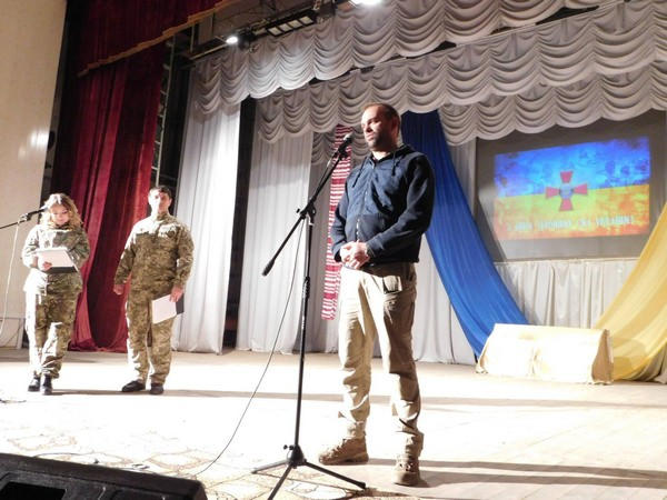 В прифронтовой Марьинке отметили День Вооруженных Сил Украины