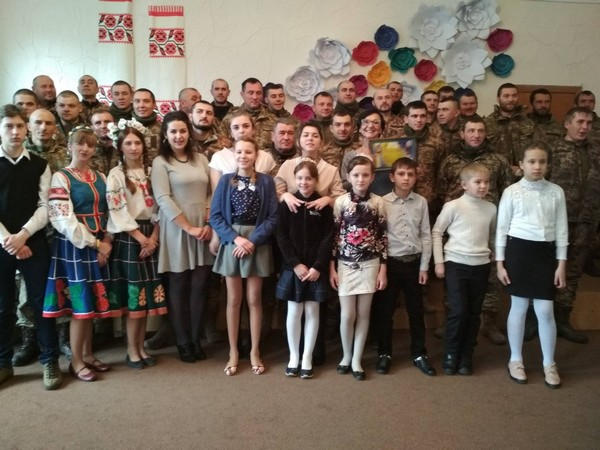 В Марьинке состоялся праздничный концерт, посвященный Дню Вооруженных Сил Украины