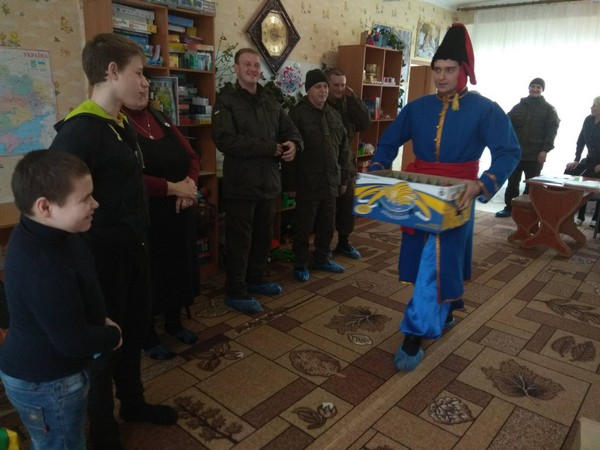 Нацгвардия подарила подарки особенным детям Марьинского района