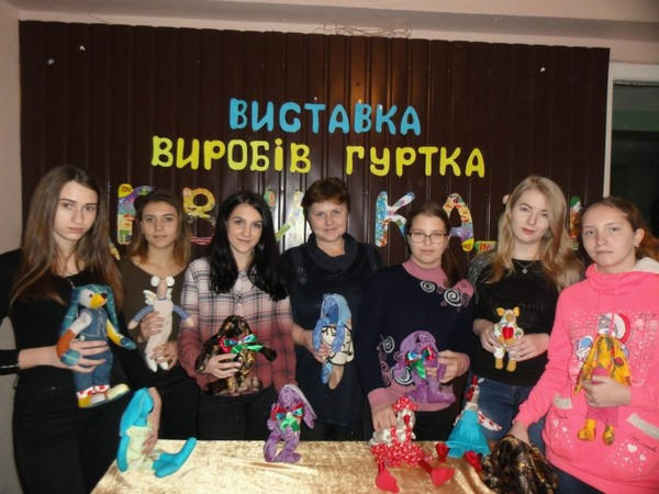 Кураховские школьники собственноручно пошили игрушки для детей с инвалидностью