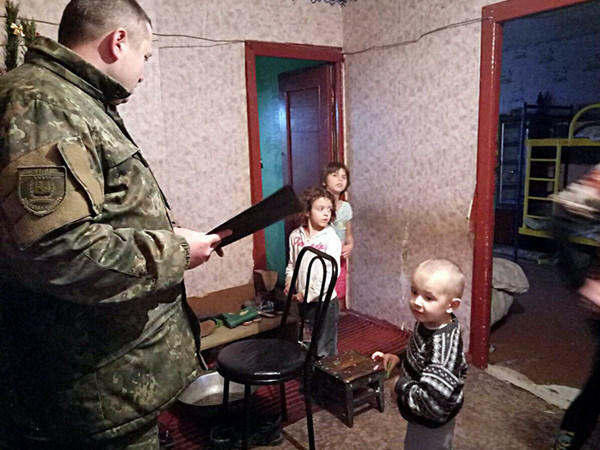 Полицейские прошлись по проблемным семьям в Курахово, Марьинке и Красногоровке