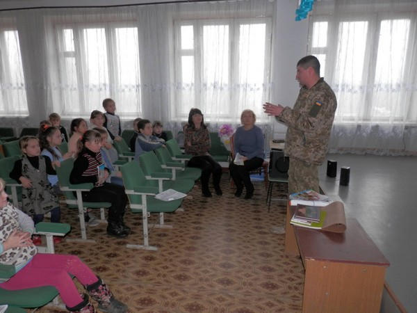 В детские сады и школы Марьинского района доставили книги и журналы