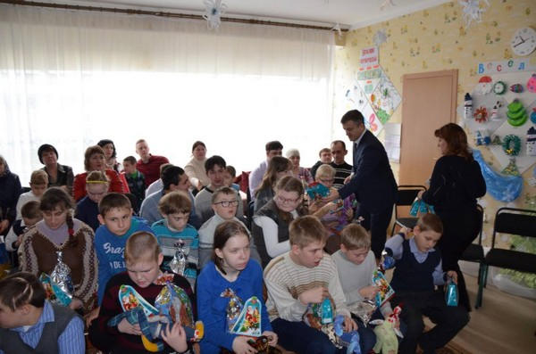 Детей-инвалидов Марьинского района посетил Святой Николай