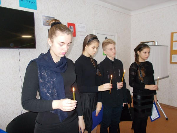 В Марьинском районе почтили память жертв голодоморов