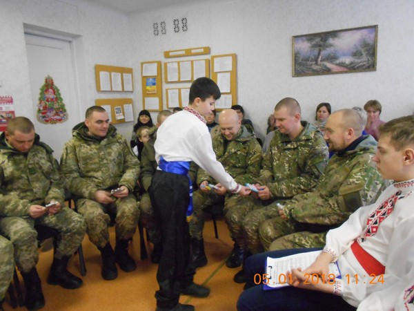 Марьинские школьники подарили защитникам Украины рождественскую колядку