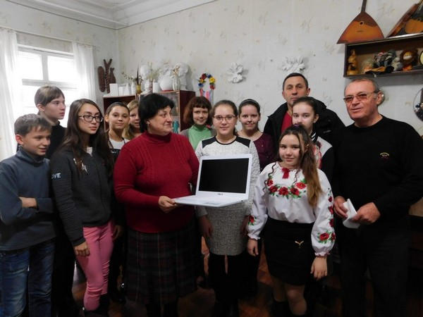 Кураховская школа искусств получила подарок накануне Нового года