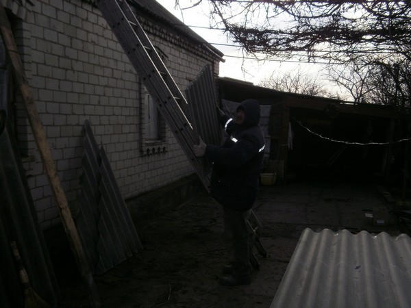 Спасатели продолжают восстанавливать разрушенное жилье в Марьинке и Красногоровке