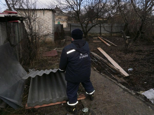 Спасатели продолжают восстанавливать разрушенное жилье в Марьинке и Красногоровке